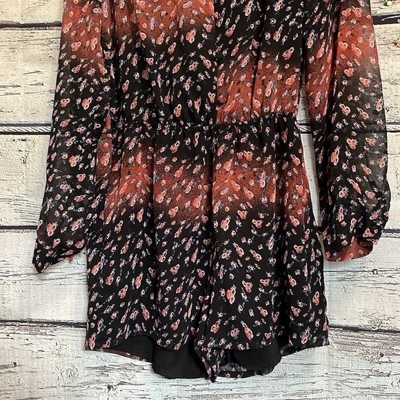 BCBGeneration Button Front V Neck Floral Chiffon Romper Size M - Picture 5 of 16